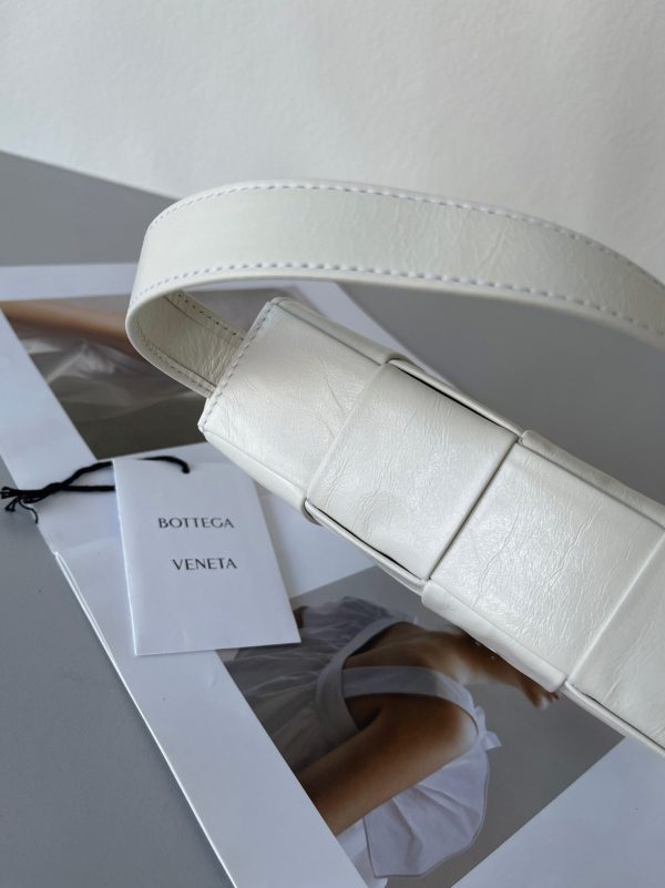 Faux Sac Bottega Veneta Cassette en Blanc – Image 3
