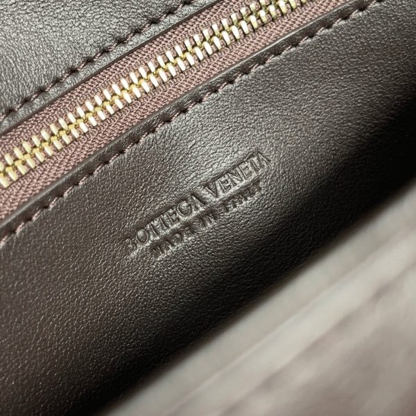 Réplique mini sac Bottega Veneta Andiamo Cross-Body en Barolo – Image 10