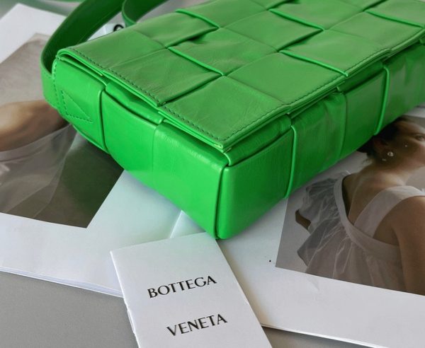 Contrefaçon Sac Bottega Veneta Cassette en Perruche – Image 9