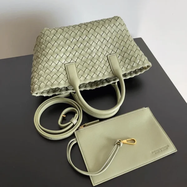 Contrefaçon du sac Bottega Veneta Cabat Mini en cuir d’agneau intrecciato Travertine – Image 9