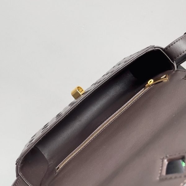Réplique mini sac Bottega Veneta Andiamo Cross-Body en Barolo – Image 9