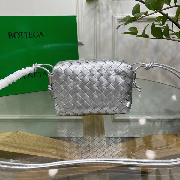 Faux Petit Sac Bottega Veneta Loop en Argent – Image 5