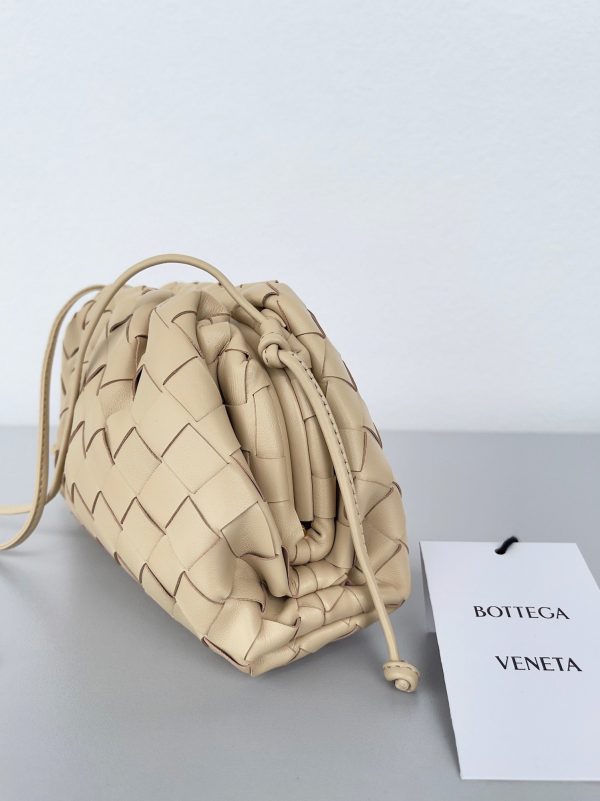 Contrefaçon Mini Pochette Bottega Veneta avec Sangle en Bouillie – Image 5