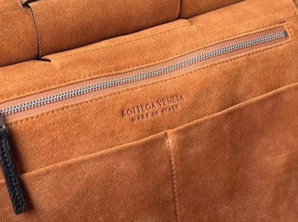 Fausse Bottega Veneta Arco Medium en cuir grainé noir – Image 7