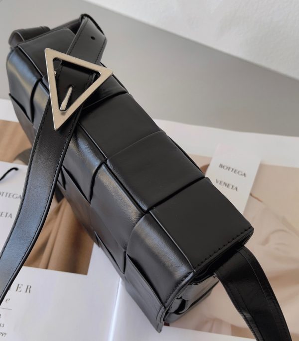 Faux Sac Bottega Veneta Cassette en Noir – Image 4