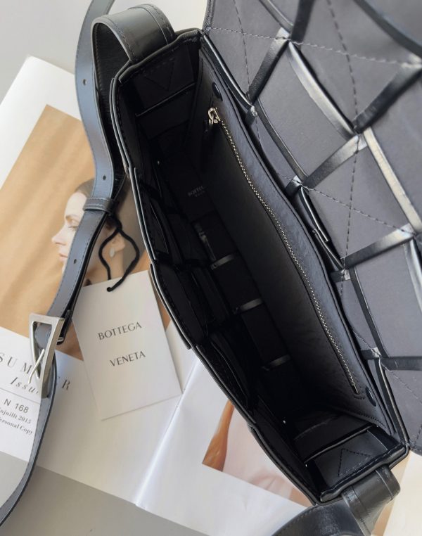 Faux Sac Bottega Veneta Cassette en Noir – Image 3