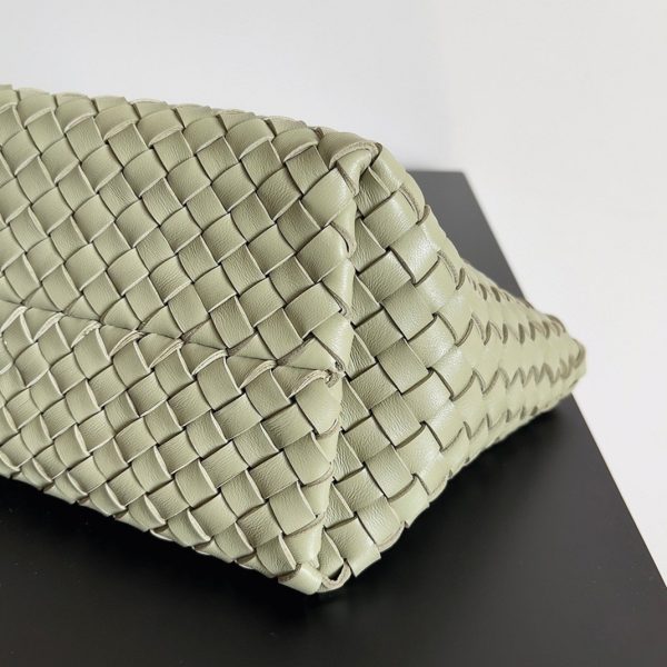 Contrefaçon du sac Bottega Veneta Cabat Mini en cuir d’agneau intrecciato Travertine – Image 7