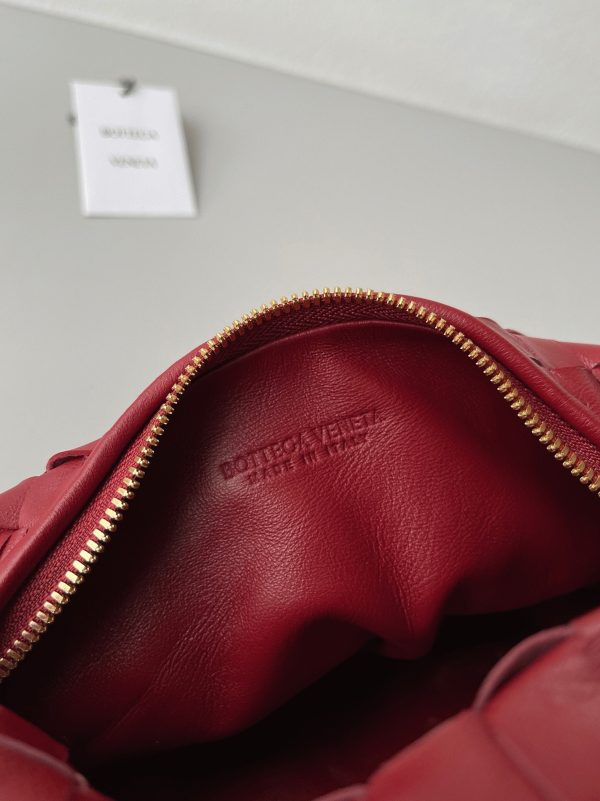 Faux Mini Sac Bottega Veneta BV Jodie en Rouge Foncé – Image 3