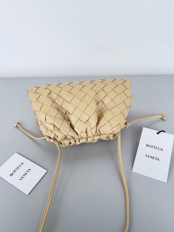 Contrefaçon Mini Pochette Bottega Veneta avec Sangle en Bouillie – Image 4