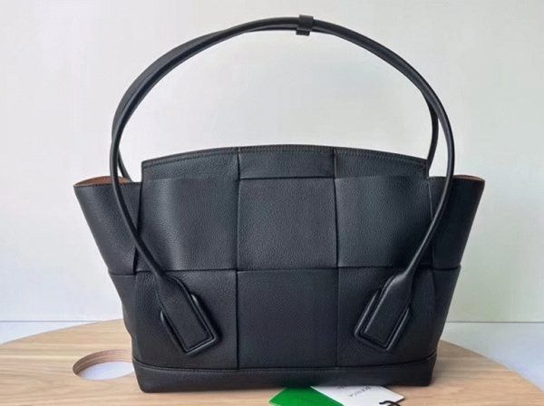 Fausse Bottega Veneta Arco Medium en cuir grainé noir – Image 6