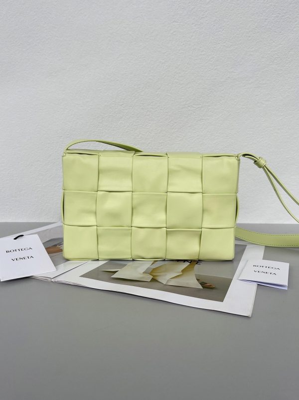 Réplique Sac Bottega Veneta Cassette en Jaune Lavé – Image 3