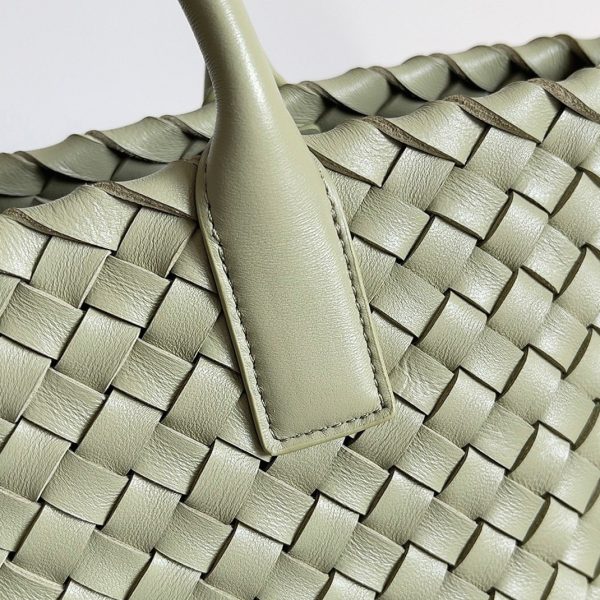 Contrefaçon du sac Bottega Veneta Cabat Mini en cuir d’agneau intrecciato Travertine – Image 6