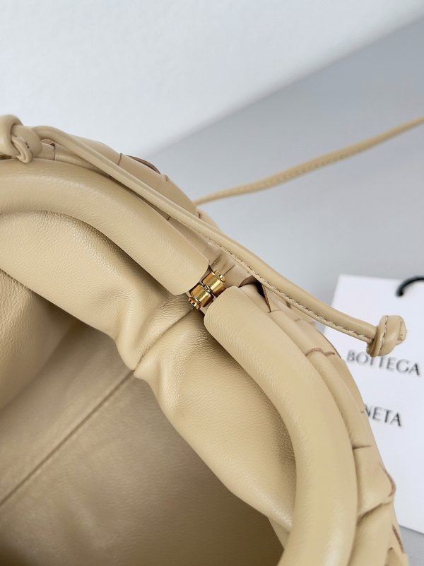 Contrefaçon Mini Pochette Bottega Veneta avec Sangle en Bouillie – Image 3