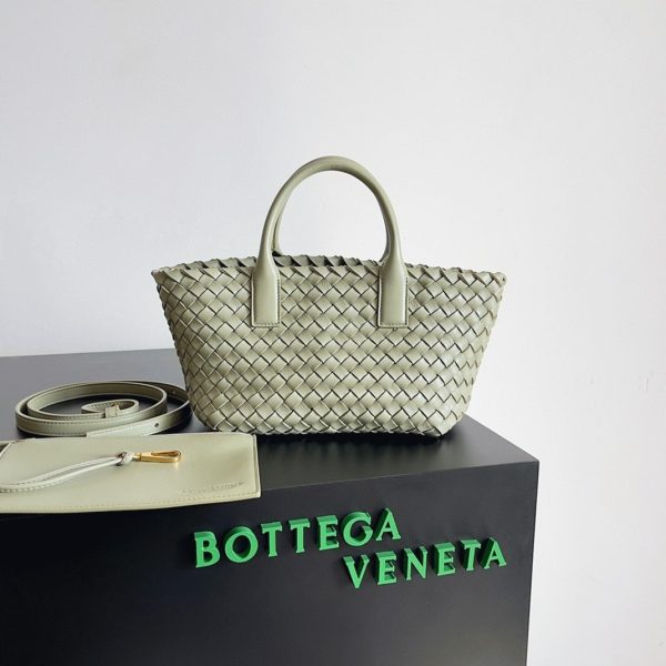 Contrefaçon du sac Bottega Veneta Cabat Mini en cuir d’agneau intrecciato Travertine – Image 5