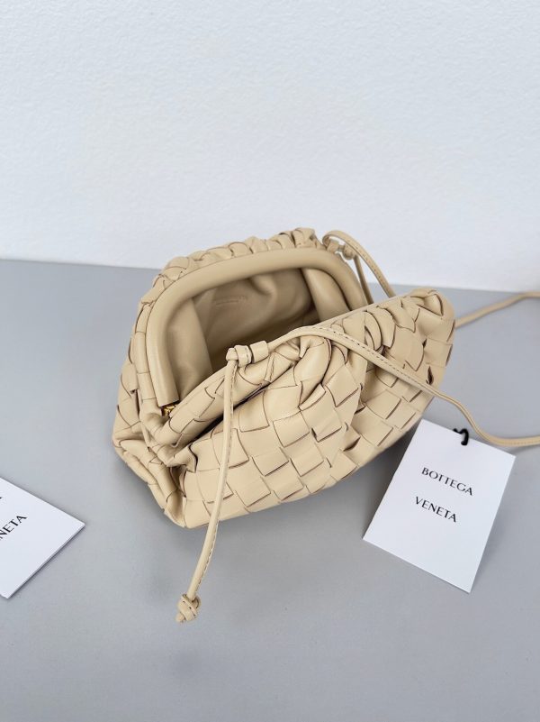 Contrefaçon Mini Pochette Bottega Veneta avec Sangle en Bouillie – Image 2