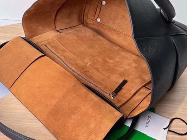 Fausse Bottega Veneta Arco Medium en cuir grainé noir – Image 4