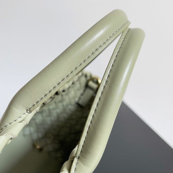 Contrefaçon du sac Bottega Veneta Cabat Mini en cuir d’agneau intrecciato Travertine – Image 4