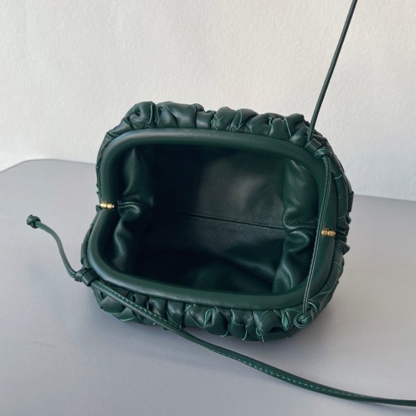 Contrefaçon Mini Pochette Bottega Veneta avec Sangle en Raintree – Image 10