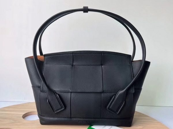 Fausse Bottega Veneta Arco Medium en cuir grainé noir – Image 3
