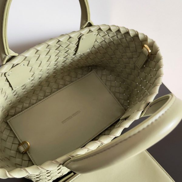 Contrefaçon du sac Bottega Veneta Cabat Mini en cuir d’agneau intrecciato Travertine – Image 3