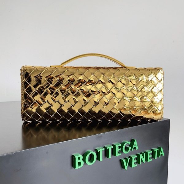 Réplique sac Bottega Veneta Andiamo Clutch avec poignée en Or – Image 9