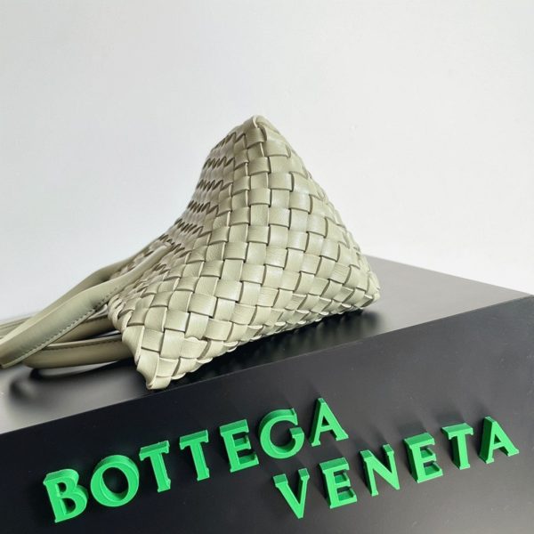 Contrefaçon du sac Bottega Veneta Cabat Mini en cuir d’agneau intrecciato Travertine – Image 2