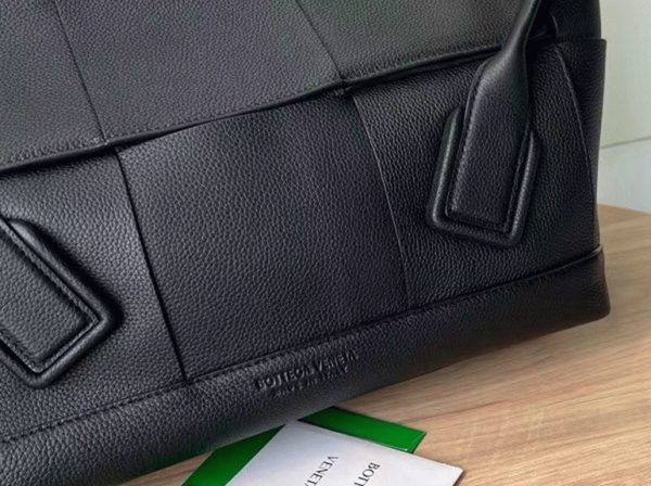 Fausse Bottega Veneta Arco Medium en cuir grainé noir – Image 2