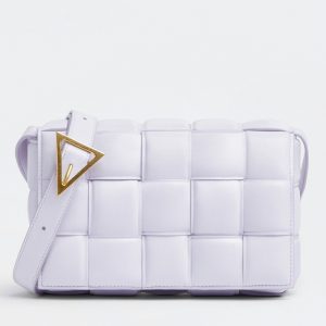 Contrefaçon du sac Bottega Veneta Padded Cassette en Lilas