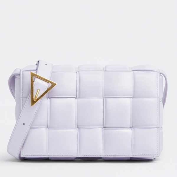 Contrefaçon du sac Bottega Veneta Padded Cassette en Lilas
