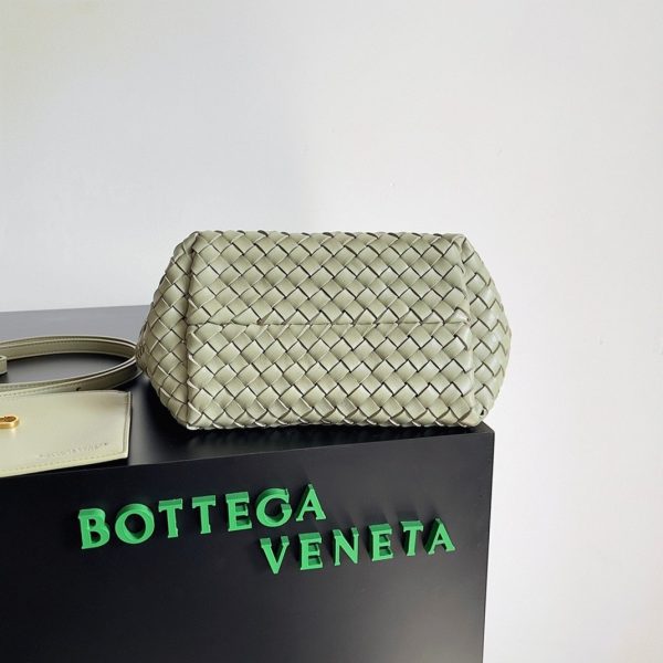 Contrefaçon du sac Bottega Veneta Cabat Mini en cuir d’agneau intrecciato Travertine – Image 10