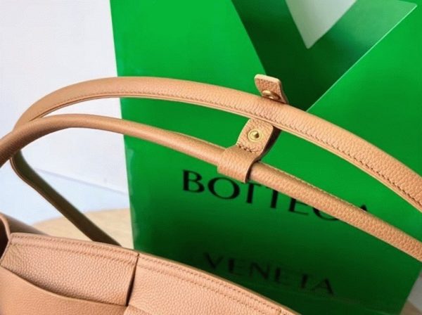 Contrefaçon du sac Bottega Veneta Arco Medium en caramel – Image 10