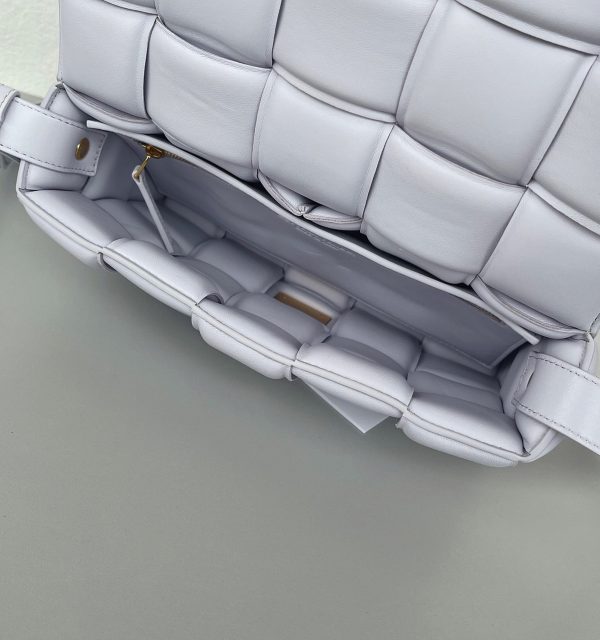 Contrefaçon du sac Bottega Veneta Padded Cassette en Lilas – Image 7