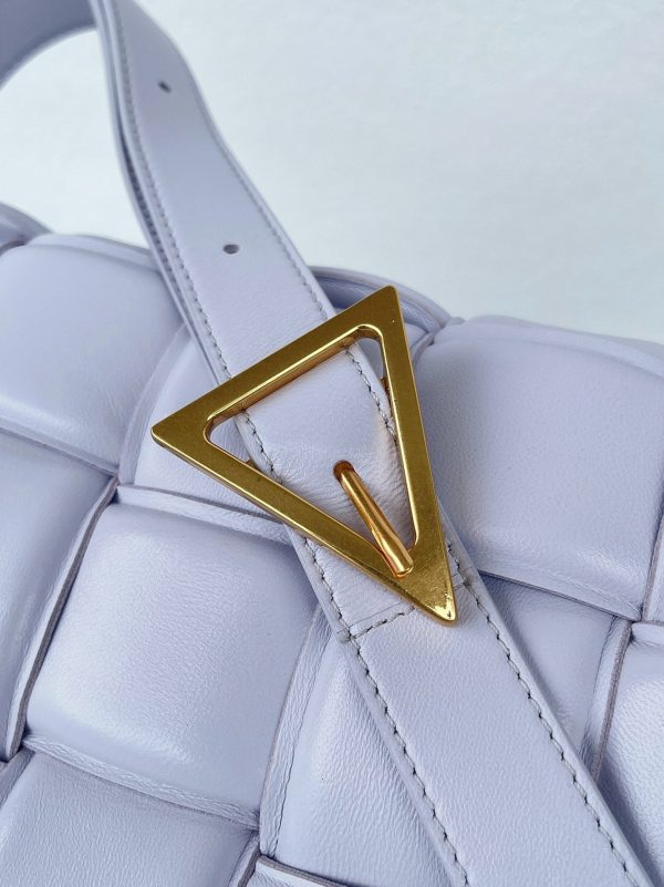 Contrefaçon du sac Bottega Veneta Padded Cassette en Lilas – Image 6
