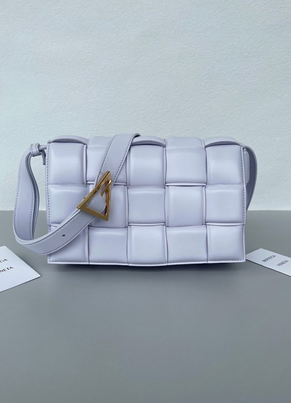 Contrefaçon du sac Bottega Veneta Padded Cassette en Lilas – Image 5