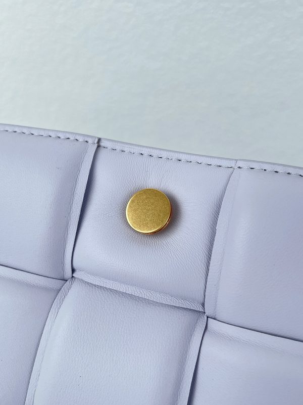 Contrefaçon du sac Bottega Veneta Padded Cassette en Lilas – Image 3