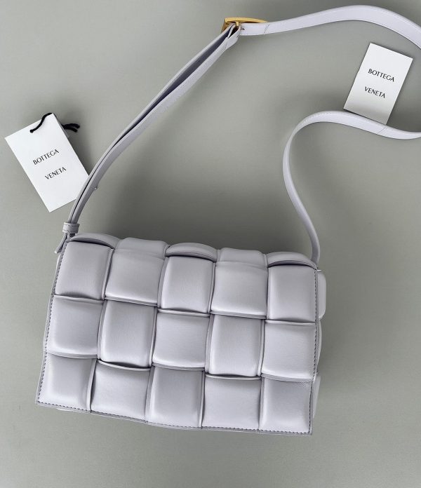 Contrefaçon du sac Bottega Veneta Padded Cassette en Lilas – Image 2
