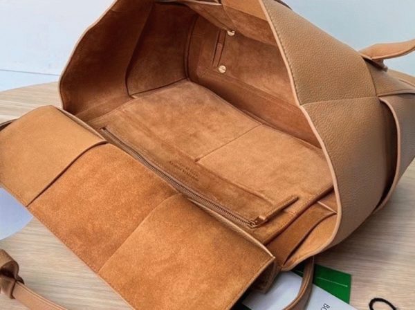 Contrefaçon du sac Bottega Veneta Arco Medium en caramel – Image 9