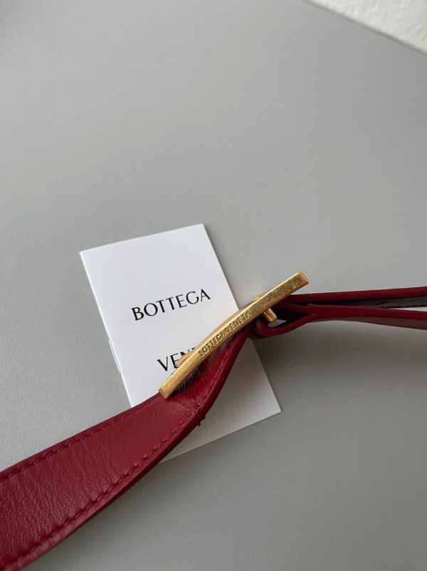 Fausse Bottega Veneta Padded Cassette en rouge foncé – Image 9