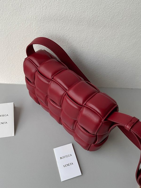 Fausse Bottega Veneta Padded Cassette en rouge foncé – Image 8