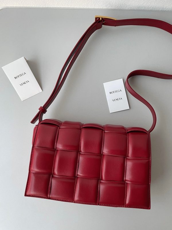 Fausse Bottega Veneta Padded Cassette en rouge foncé – Image 7