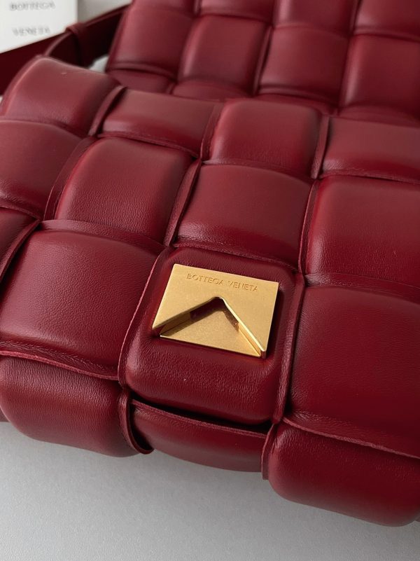 Fausse Bottega Veneta Padded Cassette en rouge foncé – Image 6