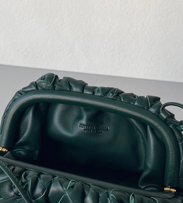 Contrefaçon Mini Pochette Bottega Veneta avec Sangle en Raintree – Image 6