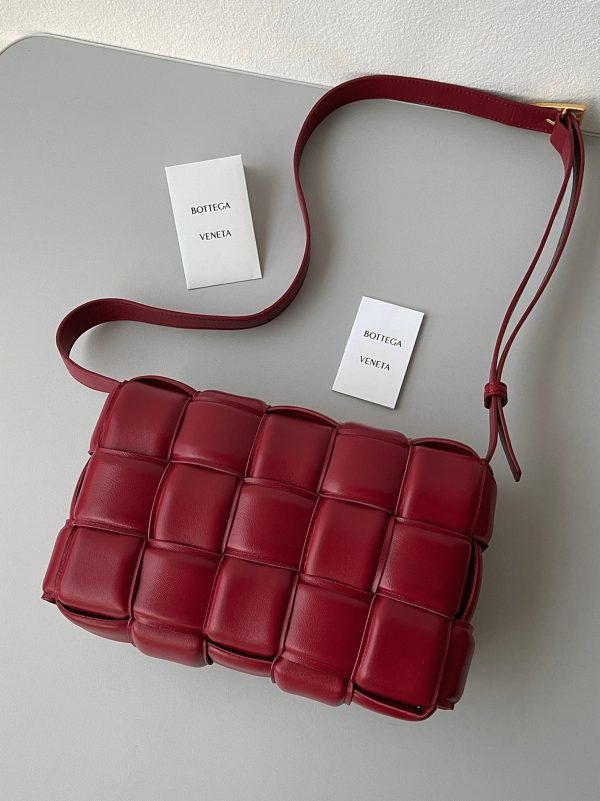 Fausse Bottega Veneta Padded Cassette en rouge foncé – Image 5