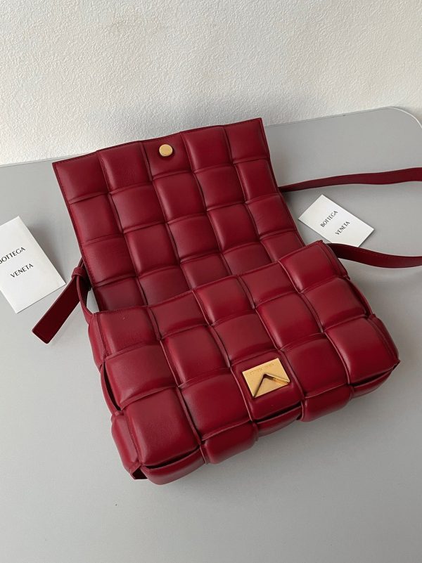 Fausse Bottega Veneta Padded Cassette en rouge foncé – Image 4