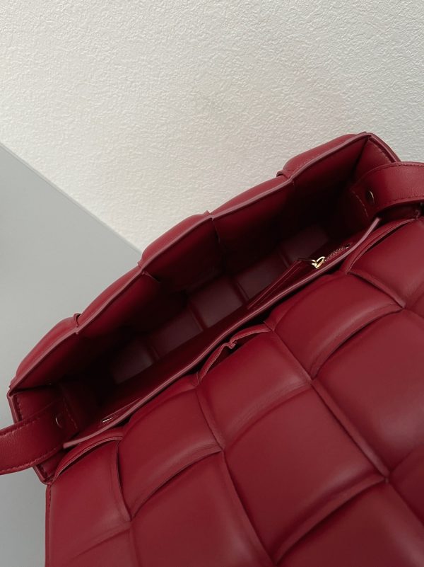 Fausse Bottega Veneta Padded Cassette en rouge foncé – Image 3