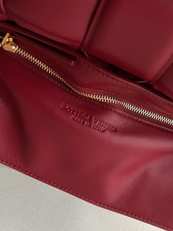 Fausse Bottega Veneta Padded Cassette en rouge foncé – Image 2