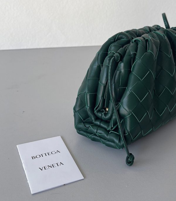 Contrefaçon Mini Pochette Bottega Veneta avec Sangle en Raintree – Image 5