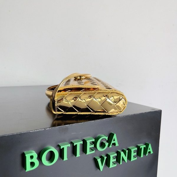 Réplique sac Bottega Veneta Andiamo Clutch avec poignée en Or – Image 4
