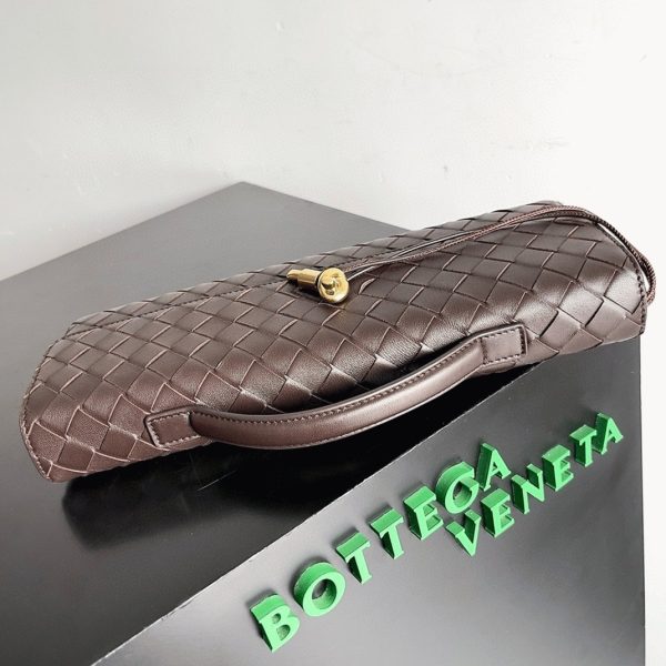Fausse Bottega Veneta Andiamo Clutch avec Poignée en Cuir d'Agneau Intrecciato Fondant – Image 6