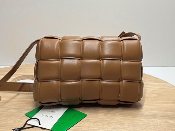 Réplique Sac Bottega Veneta Padded Cassette en Caramel – Image 7